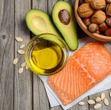 3 . Geben Sie Fett eine zweite Chance!  Fett ist besser als sein Ruf und übernimmt in der Low-Carb-Ernährung neben Proteinen die Rolle des Sattmachers. Die richtige Wahl an Lebensmitteln führt zu einer gesunden und ausgewogenen Aufnahme an Fettsäuren. Unterschieden werden gesättigte und ungesättigte Fettsäuren. Die ungesättigten Fettsäuren sind essenziell für unseren Körper und können nicht selbst hergestellt werden.  In der Nahrung kommen sie hauptsächlich in Pflanzenölen (z. B. Oliven- und Rapsöl) sowie Nüssen, Avocados und Fisch (z. B. Lachs und Hering) vor.  Gesättigte Fettsäuren sind nicht automatisch ungesund, jedoch nicht essenziell für unseren Körper.  Sie sind vor allem in tierischen Lebensmitteln (z. B. Fleisch und Milchprodukte) enthalten und versorgen den Körper als direkte Energielieferanten.