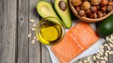 3 . Geben Sie Fett eine zweite Chance!  Fett ist besser als sein Ruf und übernimmt in der Low-Carb-Ernährung neben Proteinen die Rolle des Sattmachers. Die richtige Wahl an Lebensmitteln führt zu einer gesunden und ausgewogenen Aufnahme an Fettsäuren. Unterschieden werden gesättigte und ungesättigte Fettsäuren. Die ungesättigten Fettsäuren sind essenziell für unseren Körper und können nicht selbst hergestellt werden.  In der Nahrung kommen sie hauptsächlich in Pflanzenölen (z. B. Oliven- und Rapsöl) sowie Nüssen, Avocados und Fisch (z. B. Lachs und Hering) vor.  Gesättigte Fettsäuren sind nicht automatisch ungesund, jedoch nicht essenziell für unseren Körper.  Sie sind vor allem in tierischen Lebensmitteln (z. B. Fleisch und Milchprodukte) enthalten und versorgen den Körper als direkte Energielieferanten.