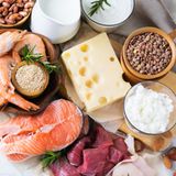 4 . Setzen Sie auf Proteine!  Proteine machen lange satt und sind als Baustoffe zum Beispiel für den Muskelaufbau notwendig.  Auch hier gilt es zu unterscheiden, denn Proteine sind aus Aminosäuren aufgebaut, die teilweise essenziell sind. Beispielsweise tierisches Protein aus Eiern, Fleisch und Milchprodukten enthält so gut wie alle essenziellen Aminosäuren.