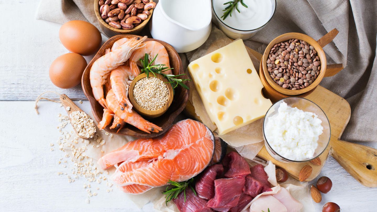 4 . Setzen Sie auf Proteine!  Proteine machen lange satt und sind als Baustoffe zum Beispiel für den Muskelaufbau notwendig.  Auch hier gilt es zu unterscheiden, denn Proteine sind aus Aminosäuren aufgebaut, die teilweise essenziell sind. Beispielsweise tierisches Protein aus Eiern, Fleisch und Milchprodukten enthält so gut wie alle essenziellen Aminosäuren.