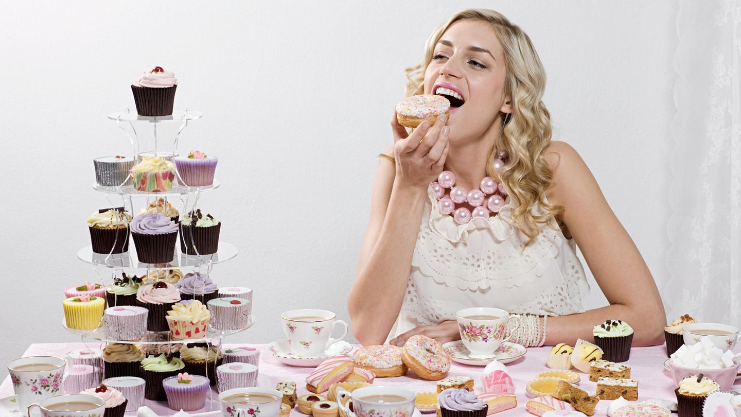 5 . Meiden Sie Zucker!  Um das Insulinkarussell zu vermeiden, versuchen Sie, weitestgehend auf Zucker zu verzichten oder ihn zu ersetzen. Doch ganz ohne süß geht nicht! Greifen Sie auf Kokosblütenzucker, Honig, Agavendicksaft oder Ahornsirup zurück – aber bitte sparsam, denn auch diese Austauschstoffe enthalten Kohlenhydrate.