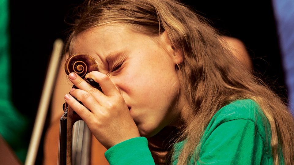 Familientag: Eine junge Geigerin ist bei ihrem Besuch im Konzerthaus müde geworden
