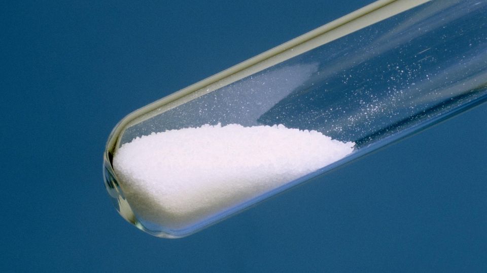 Arsen in Pulverform In einem Reagenzglas befindet sich pulverförmiges Arsen