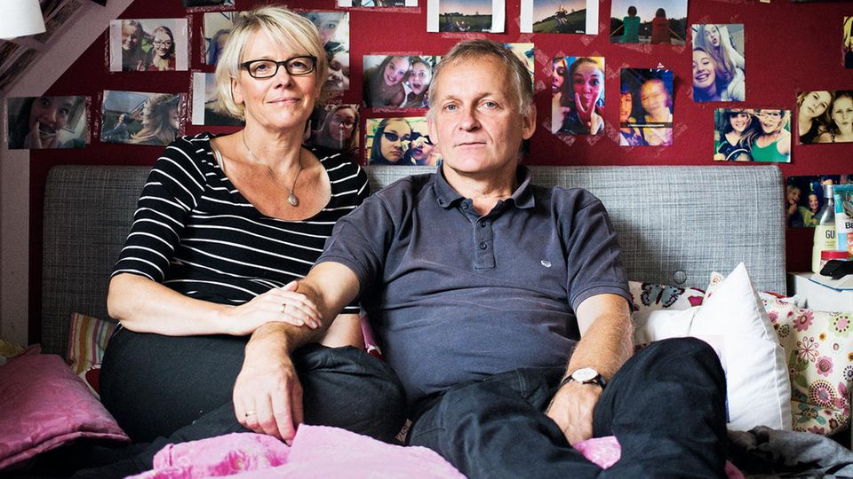 Psychologie: Stefanie Assmann und ihr Mann Willi Bergjürgen haben beim Absturz der Germanwings vor fast drei Jahren ihre Tochter Linda verloren. In Lindas Zimmer, wo sie oft zusammen sitzen, ist das meiste unverändert. An den Wänden hängen Selfies, die das Mädchen mit seinen Freundinnen zeigen Stefanie Assmann und ihr Mann Willi Bergjürgen haben beim Absturz der Germanwings vor fast drei Jahren ihre Tochter Linda verloren. In Lindas Zimmer, wo sie oft zusammen sitzen, ist das meiste unverändert. An den Wänden hängen Selfies, die das Mädchen mit seinen Freundinnen zeigen