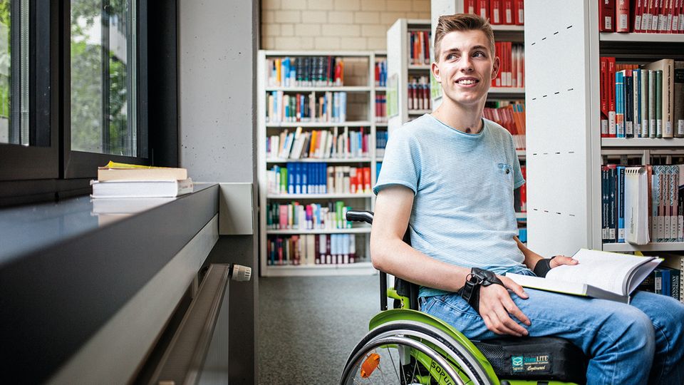Rollstuhl statt Bundeswehr – und dennoch voll Zuversicht. Fabian Lutter, 22, in der Bibliothek der Fachhochschule Lemgo