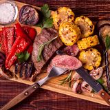 7 . Essen Sie dreimal am Tag!  Snacks zwischendurch sind nicht grundsätzlich verboten, sollten aber nicht zur Regel werden. Denn zwischen den Mahlzeiten soll sich der Insulinspiegel normalisieren. Gerade Richtung Abend sollten Sie kohlenhydratarm essen, denn ist der Insulinspiegel hoch, wenn Sie ins Bett gehen, wird die Fettverbrennung über Nacht gehemmt.