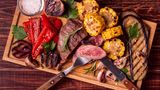 7 . Essen Sie dreimal am Tag!  Snacks zwischendurch sind nicht grundsätzlich verboten, sollten aber nicht zur Regel werden. Denn zwischen den Mahlzeiten soll sich der Insulinspiegel normalisieren. Gerade Richtung Abend sollten Sie kohlenhydratarm essen, denn ist der Insulinspiegel hoch, wenn Sie ins Bett gehen, wird die Fettverbrennung über Nacht gehemmt.