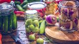 Gut zum Darm  Fermentieren, pickeln und konservieren: Alles uralte Techniken, die wieder in Mode - und zusätzlich gut für die Darmflora sind. Kimchi, Miso, Kefir, Zwiebeln und Knoblauch sind im Trend. Greifen Sie zu!