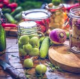 Gut zum Darm  Fermentieren, pickeln und konservieren: Alles uralte Techniken, die wieder in Mode - und zusätzlich gut für die Darmflora sind. Kimchi, Miso, Kefir, Zwiebeln und Knoblauch sind im Trend. Greifen Sie zu!