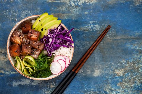 Poke  Das hawaiianische Nationalgericht ist gesund, frisch und lecker: roh gewürfelter Fisch, Gemüse, meist auf lauwarmen Sushi-Reis serviert.