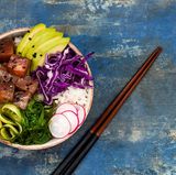 Poke  Das hawaiianische Nationalgericht ist gesund, frisch und lecker: roh gewürfelter Fisch, Gemüse, meist auf lauwarmen Sushi-Reis serviert.