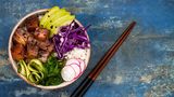 Poke  Das hawaiianische Nationalgericht ist gesund, frisch und lecker: roh gewürfelter Fisch, Gemüse, meist auf lauwarmen Sushi-Reis serviert.