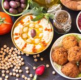 Israelische Küche  Dieses Jahr essen wir israelisch: Hummus, Falafel und Shakshuka, das wohl beste Spiegeleier-Gericht. Hier finden Sie das Rezept.