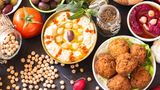 Israelische Küche  Dieses Jahr essen wir israelisch: Hummus, Falafel und Shakshuka, das wohl beste Spiegeleier-Gericht. Hier finden Sie das Rezept.