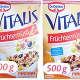 Platz 1 (36,5% der Stimmen): Dass in der neuen Packung des Vitalis Früchtemüslis 100 Gramm weniger enthalten sind, kann der Verbraucher leicht übersehen (Hervorhebung der Grammzahlen durch die Verbraucherzentrale). Die Packung ist nahezu gleich groß, der Preis identisch. Dr. Oetker begründet die Preiserhöhung mit einer "verbesserten Rezeptur", das Müsli schmecke nun fruchtiger. Die Verbraucherzentrale hält das für eine Worthülse, denn der Fruchtanteil ist nicht gestiegen. Außerdem verdächtig: Der Satz "ohne Zuckerzusatz" ist von der Packung verschwunden.
