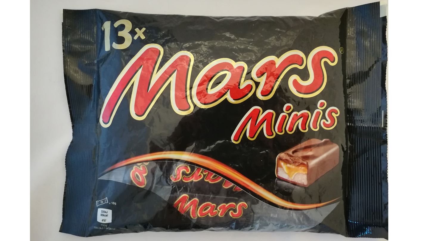 Online-Abstimmung: Platz 4 (9,3%): Mars hat bei den Mars Minis in den letzten Jahren mehrfach die Füllmenge angepasst - jedes Mal verbunden mit einer versteckten Preiserhöhung. Im vergangenen Jahr wurden die Schokoriegel aufs Gramm gerechnet um rund zehn Prozent teurer. Mars begründet dies mit gestiegenen Rohstoff-, Energie- und Logistikpreisen. Die Mogelpackung des Jahres 2017 können Verbraucher bis zum 22. Januar auf der Homepage der Verbraucherzentrale Hamburg wählen. Platz 4 (9,3%): Mars hat bei den Mars Minis in den letzten Jahren mehrfach die Füllmenge angepasst - jedes Mal verbunden mit einer versteckten Preiserhöhung. Im vergangenen Jahr wurden die Schokoriegel aufs Gramm gerechnet um rund zehn Prozent teurer. Mars begründet dies mit gestiegenen Rohstoff-, Energie- und Logistikpreisen. Die Mogelpackung des Jahres 2017 können Verbraucher bis zum 22. Januar auf der Homepage der Verbraucherzentrale Hamburg wählen.