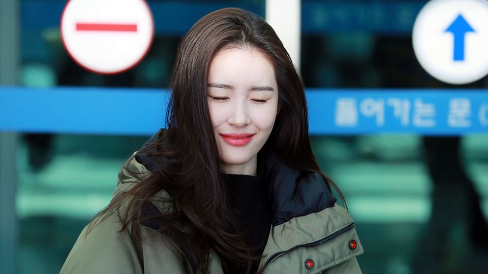 Die koreanische Sängerin Sunmi pflegt ihren hellen Teint Die koreanische Sängerin Sunmi: Junge Frau mit sehr heller Haut