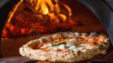 Pizza  Pizza ist und bleibt Bestseller – auch in diesem Jahr. Es heißt entweder "back to the roots", also Pizza wie sie die Neapolitaner machen, oder aber Fusion-Pizza beispielsweise mit asiatischen Zutaten wie Kimchi.
