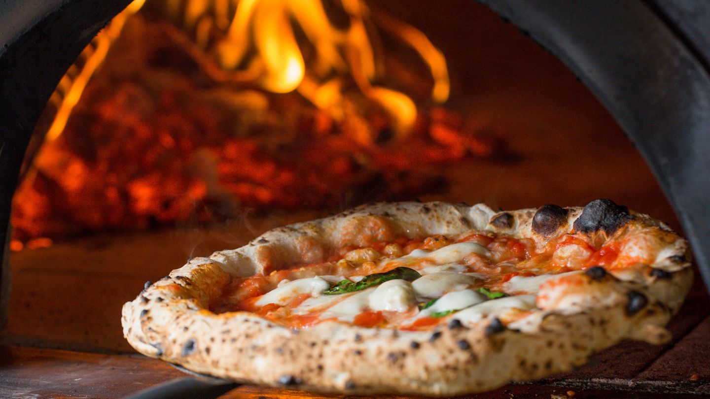 Pizza  Pizza ist und bleibt Bestseller – auch in diesem Jahr. Es heißt entweder "back to the roots", also Pizza wie sie die Neapolitaner machen, oder aber Fusion-Pizza beispielsweise mit asiatischen Zutaten wie Kimchi.
