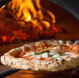 Pizza  Pizza ist und bleibt Bestseller – auch in diesem Jahr. Es heißt entweder "back to the roots", also Pizza wie sie die Neapolitaner machen, oder aber Fusion-Pizza beispielsweise mit asiatischen Zutaten wie Kimchi.