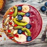 2018 wird bunt  Umso bunter unser Essen, desto besser sieht es auf dem Foto aus. Vor allem wichtig für Instagram, deshalb werden wir immer buntere Gerichte auf den Tellern finden.