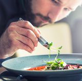 Gemüse ist der neue Star  Lange Zeit als Beilage und Nebendarsteller links liegen gelassen, ist die Zeit fürs Gemüse angebrochen. Gemüse in all seinen Variationen ist der neue Star auf dem Teller. Immer mehr rein vegetarische Restaurants eröffnen in den Großstädten. Und auch zu Hause wird mehr mit Gemüse experimentiert. Unser Tipp: Versuchen Sie Fleisch-Techniken wie Räuchern, in Salz garen oder Trocknen auch bei Gemüse anzuwenden.