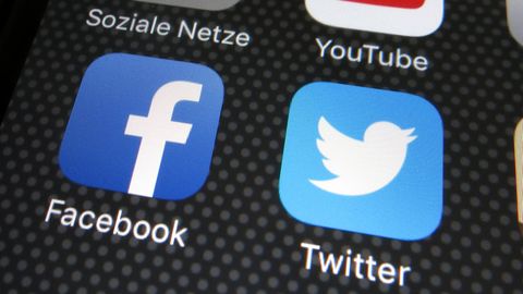 Die sozialen Netzwerke Facebook und Twitter gehen unterschiedlich mit dem neuen Netzwerkdurchsetzungsgesetz (NetzDG) um