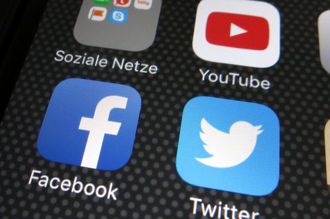 Die sozialen Netzwerke Facebook und Twitter gehen unterschiedlich mit dem neuen Netzwerkdurchsetzungsgesetz (NetzDG) um