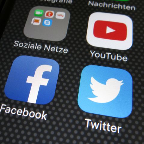 Die sozialen Netzwerke Facebook und Twitter gehen unterschiedlich mit dem neuen Netzwerkdurchsetzungsgesetz (NetzDG) um