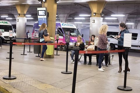 Wie überall: Die Fahrgäste warten