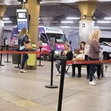 Wie überall: Die Fahrgäste warten