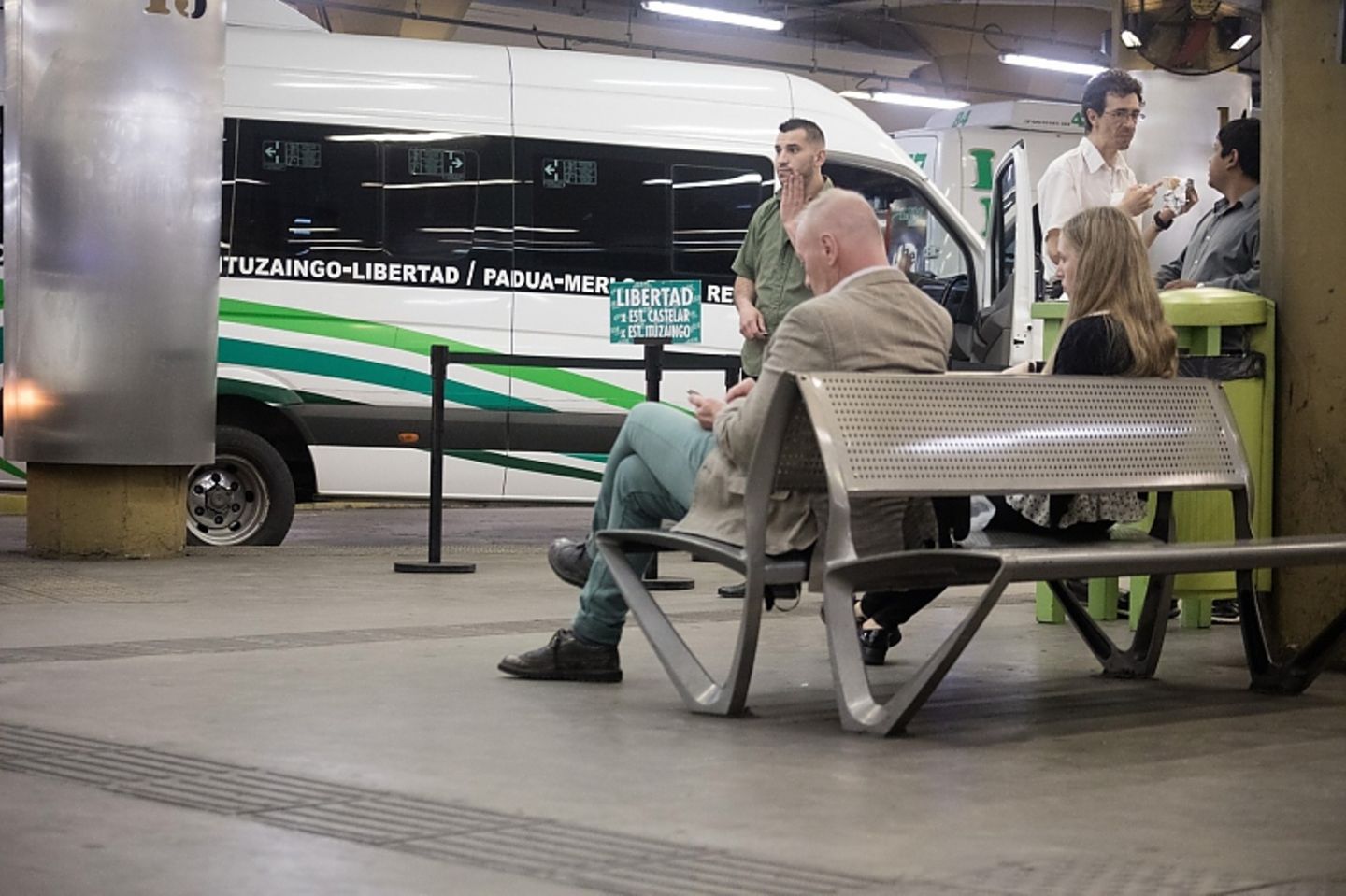 Alt und Jung warten gemeinsam auf den Bus