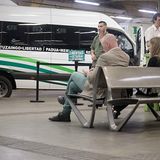 Alt und Jung warten gemeinsam auf den Bus