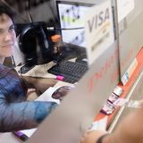 Ayelen verkauft die Fahrscheine