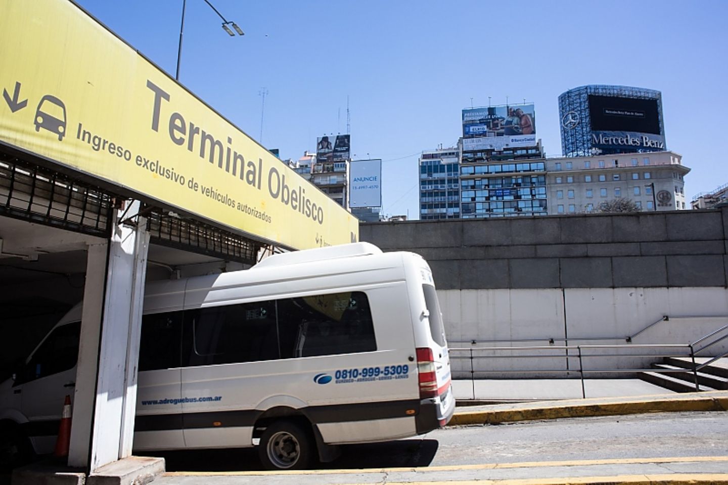 Der unterirdische Busbahnhof"verschluckt" Mercedes Sprinter