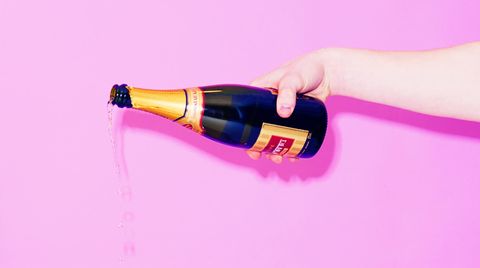 Ein Mann schenkt Champagner aus