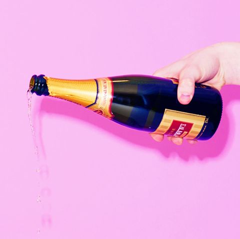 Ein Mann schenkt Champagner aus