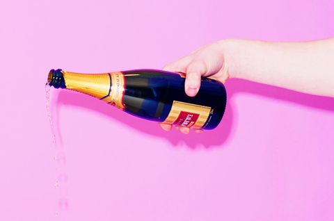 Ein Mann schenkt Champagner aus