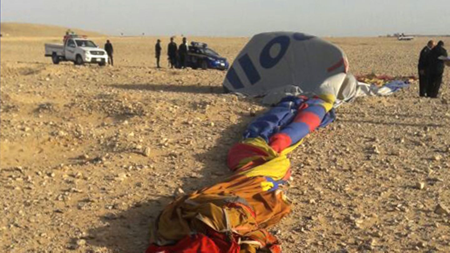 Heißluftballon-Absturz in Luxor, Ägypten: Die Reste des abgestürzten Heißluftballons liegen auf dem Boden