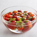 Beeren: Waschen oder nicht? Ja, bitte  Kurz in stehendem Wasser waschen und abtropfen lassen – gleiches gilt für Kirschen. Die grünen Blätter der Erdbeeren dranlassen, damit sie sich nicht mit Wasser vollsaugen.