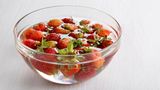 Beeren: Waschen oder nicht? Ja, bitte  Kurz in stehendem Wasser waschen und abtropfen lassen – gleiches gilt für Kirschen. Die grünen Blätter der Erdbeeren dranlassen, damit sie sich nicht mit Wasser vollsaugen.