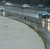 Die Saar reicht bis eine Straße heran