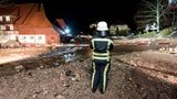 Eine Feuerfrau auf einer Straße mit Geröll