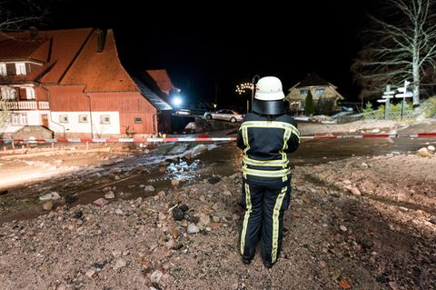 Eine Feuerfrau auf einer Straße mit Geröll