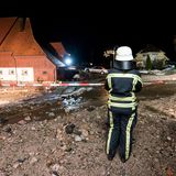 Eine Feuerfrau auf einer Straße mit Geröll