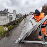 Helfer errichten Flutschutzwände