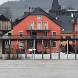 Eine Flutschutzmauer vor einem Gebäude