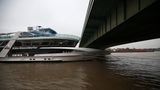 Ein Schiff an einer Rheinbrücke