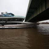 Ein Schiff an einer Rheinbrücke