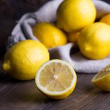 Zitrusfrüchte: Waschen oder nicht? Tuch statt Wasser  Sind für Cocktails Zitrusfrüchte samt Schale gefragt, sollten diese unbehandelt sein. Die Schale lässt sich mit einem Mikrofasertuch abreiben. Noch besser sind jedoch Bio-Früchte.